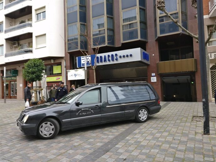 El coche de la funeraria sale con el cadáver de la niña de cinco años aparecida muerta en el hotel Los Bracos de Logroño