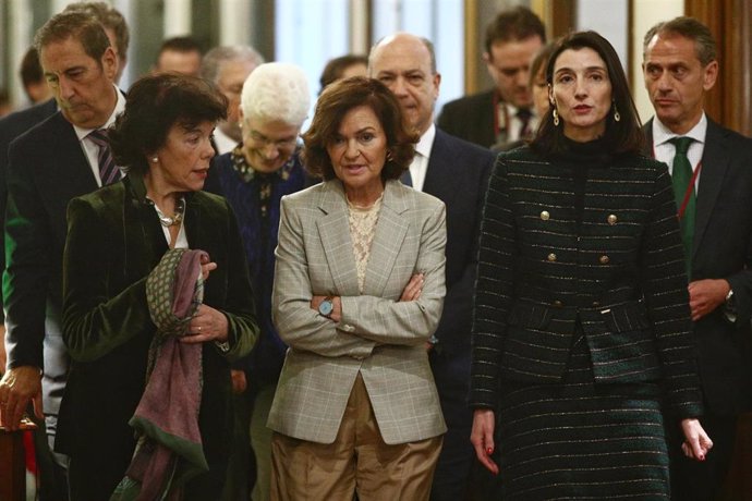 La vicepresidenta primera del Gobierno, Carmen Calvo, junto a Isabel Celaá y Pilar Llop, a su salida del Senado.