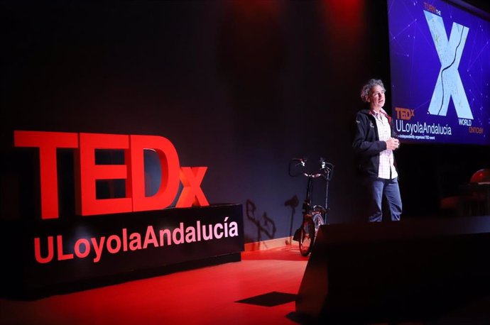 Encuentro TEDx de la Universidad Loyola sobre la primera vuelta al mundo.