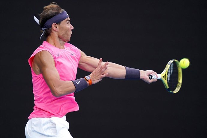 Rafa Nadal golpea un drive en su duelo contra Kyrgios en el Abierto de Australia 2020