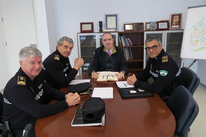 Encuentro del comisionado del Polígono Sur con mandos de la Policía Local