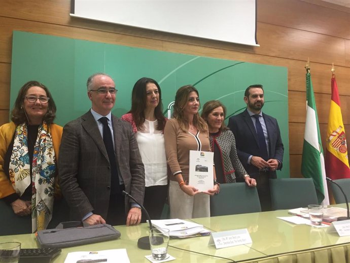 La secretaria general de Familias, Ana Mata, que ha presentado los resultados del I Informe sobre la situación de las familias en Andalucía
