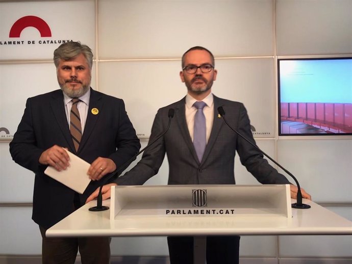 El presidente de JxCat en el Parlament, Albert Batet,y el vicepresidente del Parlament, Josep Costa, en rueda de prensa en el Parlament, el 27 de enero de 2020.