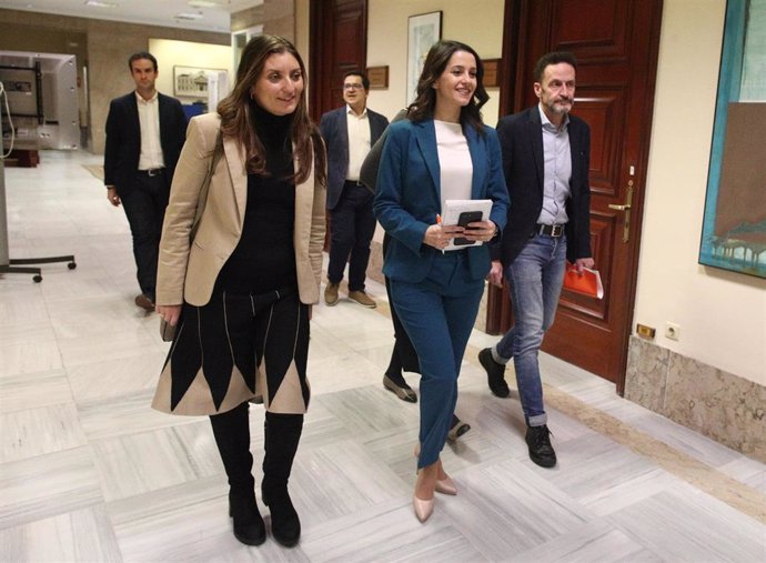 La portavoz de Ciudadanos en el Congreso, Inés Arrimadas, acompañada por sus compañeros diputados Sara Giménez (i) y Edmundo Bal (d)