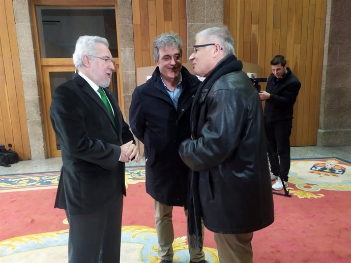 Manuel Lago se despide del presidente de la Cámara gallega, Miguel Ángel Santalices, y del portavoz del PPdeG, Pedro Puy, en su último día como diputado