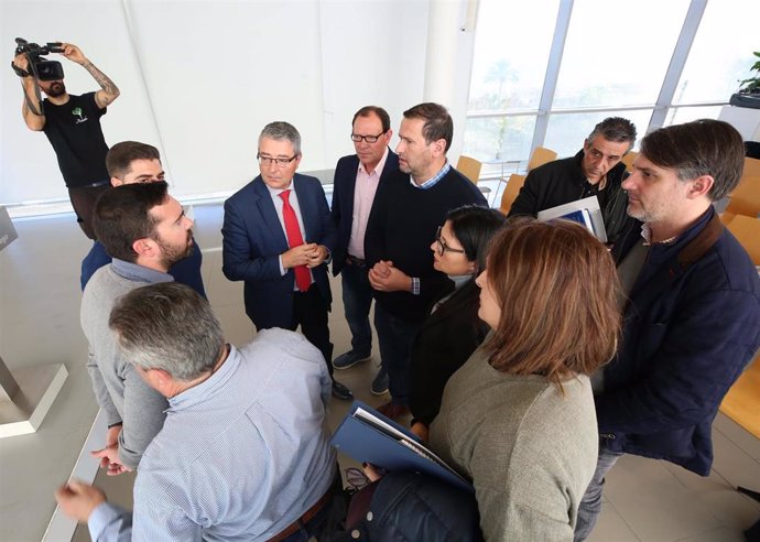 El presidente de la Diputación de Málaga, Francisco Salado, dialoga con alcaldes de municipios con los que ha firmado un acuerdo para mejora de infraestructuras hidráulicas.