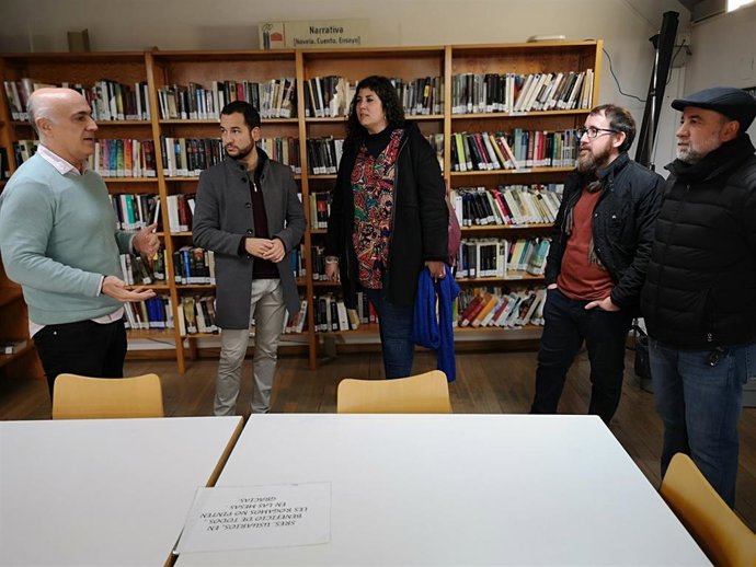 Los concejales de Adelante Sevilla Daniel González Rojas y Sandra Heredia visitan una biblioteca en Triana