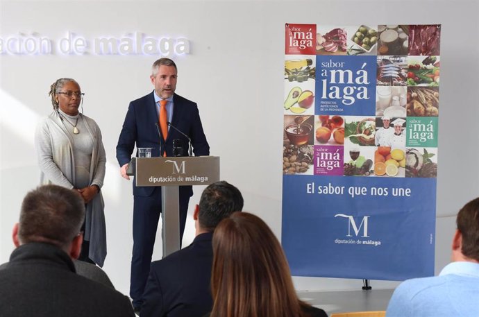 El vicepresidente primero de la Diputación, Juan Carlos Maldonado, con la cónsul de Reino Unido en Andalucía, Charmaine Arbouin.