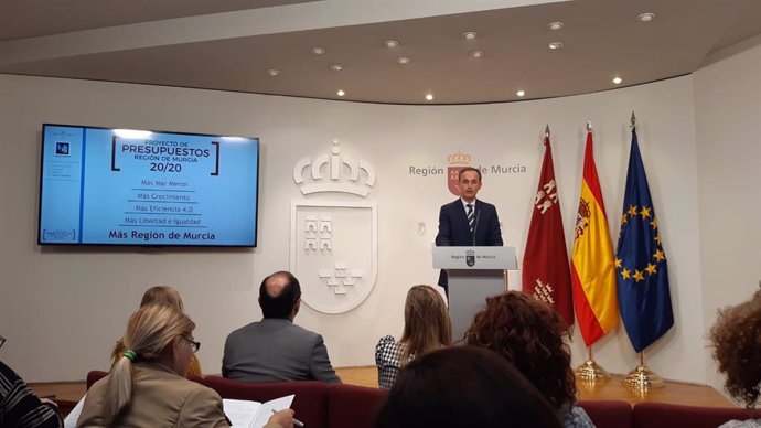 El consejero de Hacienda y Presidencia, Javier Celdrán, en rueda de prensa