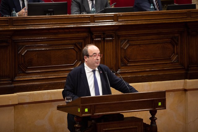 El primer secretario del PSC, Miquel Iceta, interviene desde el atril durante un Pleno del Parlament de Catalunya, en la misma jornada en la que la Mesa ha asumido la cesión de Torra como diputado, en Barcelona (España), a 27 de enero de 2020.