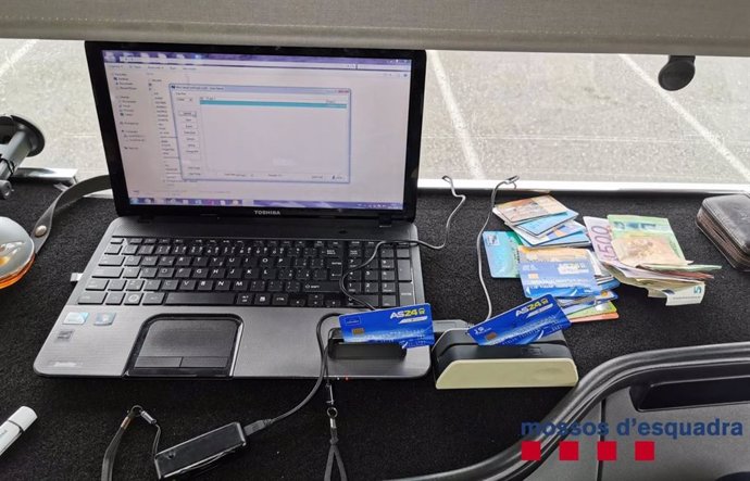 Ordenador y lector de bandas magnéticas usado para falsificar tarjetas por dos camioneros detenidos por los Mossos d'Esquadra.