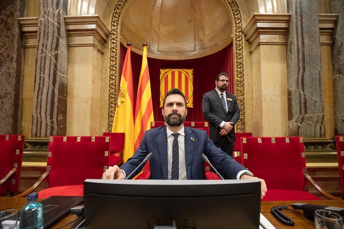 El president del Parlament de Catalunya, Roger Torrent, moments abans de comenar el ple del Parlament de Catalunya després que la Mesa hagi assumit la destitució de Torra com a diputat , Barcelona, 27 de gener del 2020.