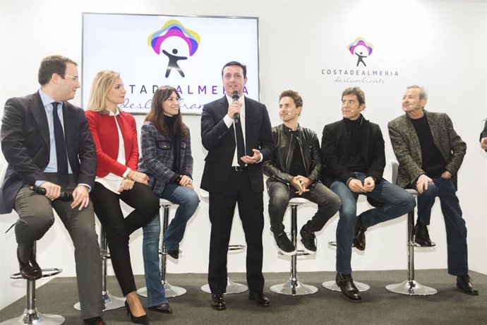 En el centro, el presidente de la Diputación de Almería, Javier Aureliano García, interviene en Fitur