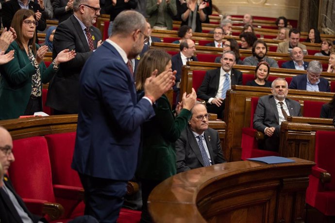 La bancada de JxCat aplaude al president de la Generalitat, Quim Torra (4i), durante un Pleno del Parlament de Catalunya, en Barcelona (España), a 27 de enero de 2020.