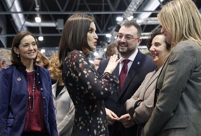 La reina Letizia saluda al presidente del Principado, Adrián Barbón, la consejera de Cultura, Berta Piñán, y la viceconsejera de Turismo, Graciela Blanco, en Fitur, junto a la ministra de Industria, Reyes Maroto.