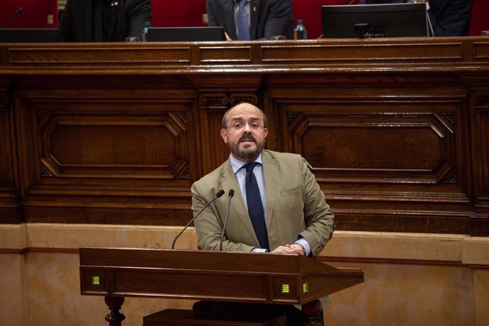 El líder del PP catalán, Alejandro Fernández, en su intervención en el pleno del Parlament del 27 de enero de 2020.
