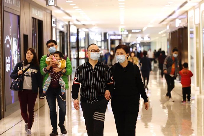 Un grupo de personas en un centro comercial portando máscaras para evitar el contagio del coronavirus