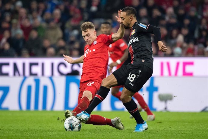 Joshua Kimmich intenta cortar un balón durante el Bayern-Leverkusen de la Bundesliga 2019-2020