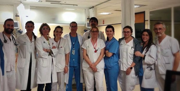 Imagen de los profesionales del Área de Observación del Hospital de Valme junto con la directora gerente y la subdirectora médica.