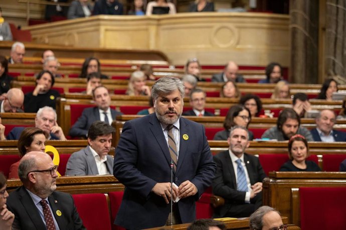 El presidente de JxCat en el Parlament, Albert Batet, interviene desde su escaño durante un Pleno del Parlament de Catalunya, en la misma jornada en la que la Mesa ha asumido la cesión de Torra como diputado, en Barcelona (España), a 27 de enero de 2020.