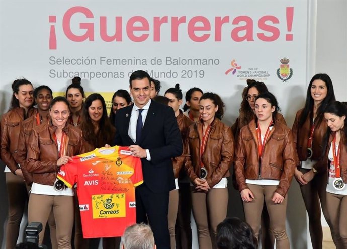 El presidente del Gobierno en funciones, Pedro Sánchez, recibe a la selección española femenina de balonmano, las Guerreras
