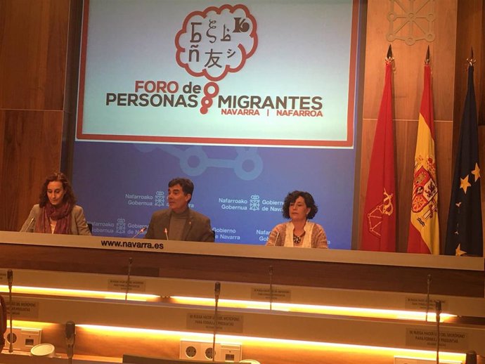 Patricia Ruiz de Irízar, Eduardo Santos e Idoia Carricas en la rueda de prensa