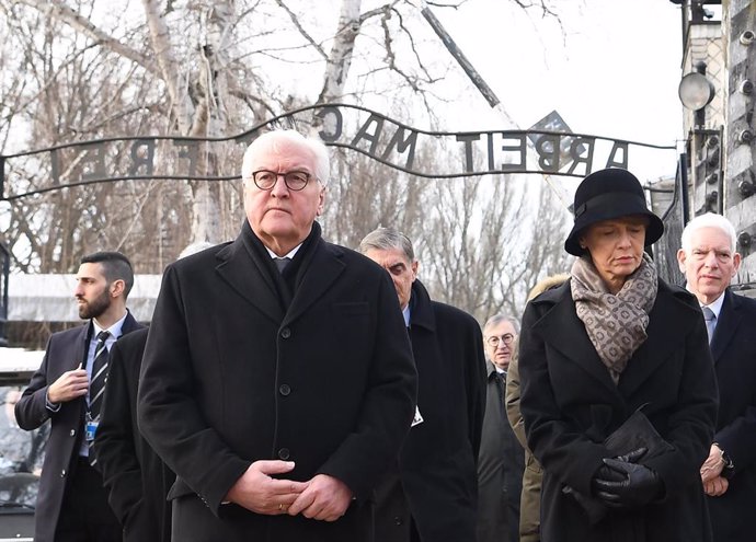 El presidente de Alemania, Frank-Walter Steinmeier, y su mujer, Elke Buedenbender, en Auschwitz 
