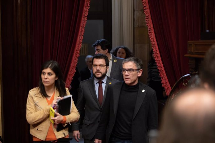 La portaveu d'ERC, Marta Vilalta (E); el vicepresident de la Generalitat (C) i el número dos de l'exvicepresident Oriol Junqueras, Josep Maria Jové (D), en el ple del Parlament, Barcelona (Espanya), 27 de gener del 2020.