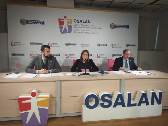 La consejera de Trabajo y Justicia, María Jesús San Jose, el viceconsejero de Trabajo y Seguridad Social, Jon Azkue, y el director general de Osalan, Alberto Alonso, presentan el balance de accidentes de trabajo y enfermedades profesionales en 2019