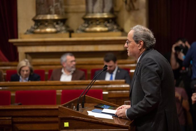 El president de la Generalitat, Quim Torra, interviene desde el atril durante un Pleno del Parlament de Catalunya, en la misma jornada la Mesa ha asumido su cesión como diputado, en Barcelona (España), a 27 de enero de 2020.
