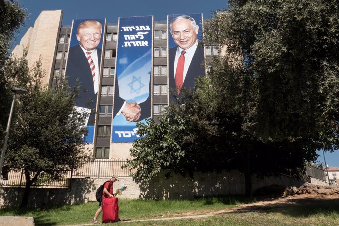 Cartell amb la imatge de Donald Trump i Benjamin Netanyahu.