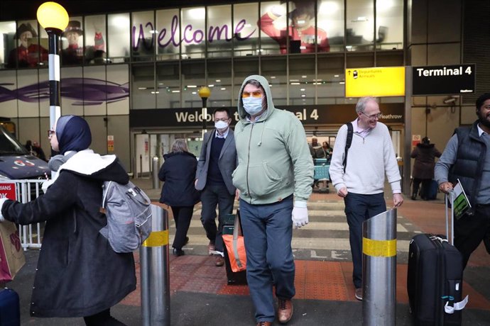 24 January 2020, England, London: Passengers wearing surgical masks leave Heathrow Terminal 4 as the Government's Cobra committee is meeting in Downing Street to discuss the threat to the UK from coronavirus. Photo: Steve Parsons/PA Wire/dpa