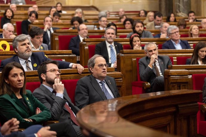 La consellera de Presidencia, Meritxell Budó (1i); el vicepresidente de la Generalitat, Pere Aragonés (2i) y el president de la Generalitat, Quim Torra (3i), durante el Pleno del Parlament de Catalunya, en Barcelona (España), a 27 de enero de 2020.
