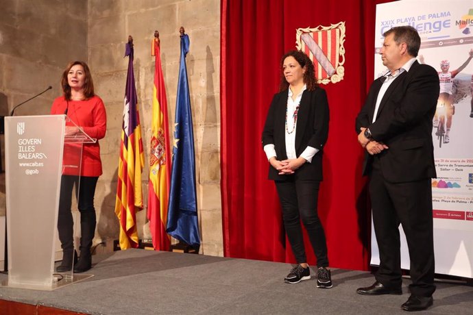 La presidenta del Govern, Francina Armengol, interviene durante la presentación de la XXIX Platja de Palma Challenge Ciclista Mallorca en el Consolat de Mar.