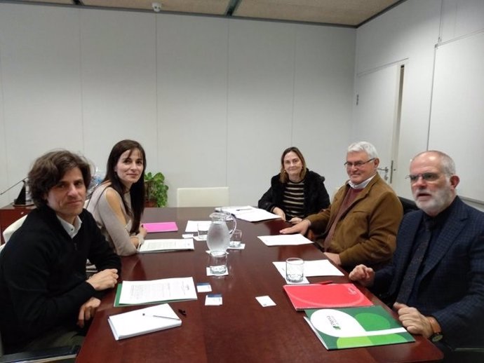 El presidente de Cermi Andalucía, Antonio Hermoso, en una imagen de archivo de reunión con la directora de la Agencia de Servicios Sociales de Andalucía, Gloria Espinosa de los Monteros.