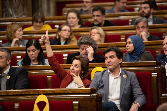 El presidente de ERC, Sergi Sabri (1d); y la diputada de ERC Anna Caula (2d), durante la votación en un Pleno del Parlament de Catalunya, en la misma jornada en la que la Mesa ha asumido la cesión de Torra como diputado, en Barcelona (España), a 27 de 