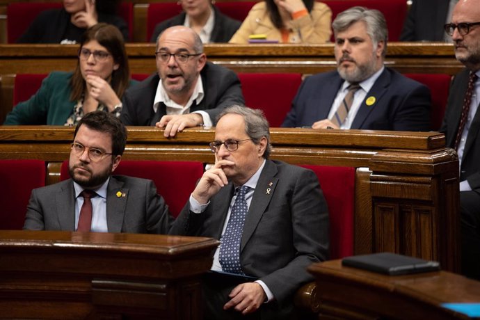 El vicepresident de la Generalitat, Pere Aragons, i el president de la Generalitat, Quim Torra, durant un ple del Parlament de Catalunya, Barcelona (Espanya), 27 de gener del 2020.