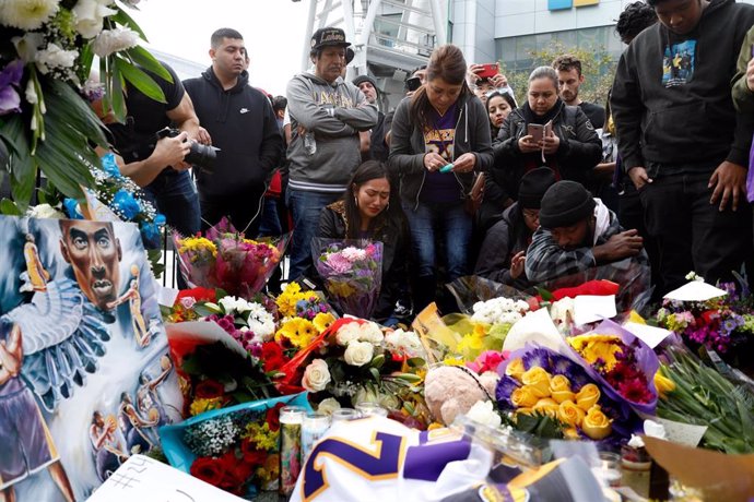 Aficionados de Los Angeles Lakers rinden homenaje a Kobe Bryant a las puertas del Staples Center