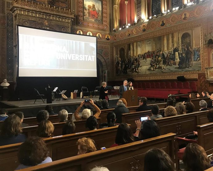 El concertista Jordi Savall; el rector de la UB, Joan Elías, y la alcaldesa de Barcelona, Ada Colau.