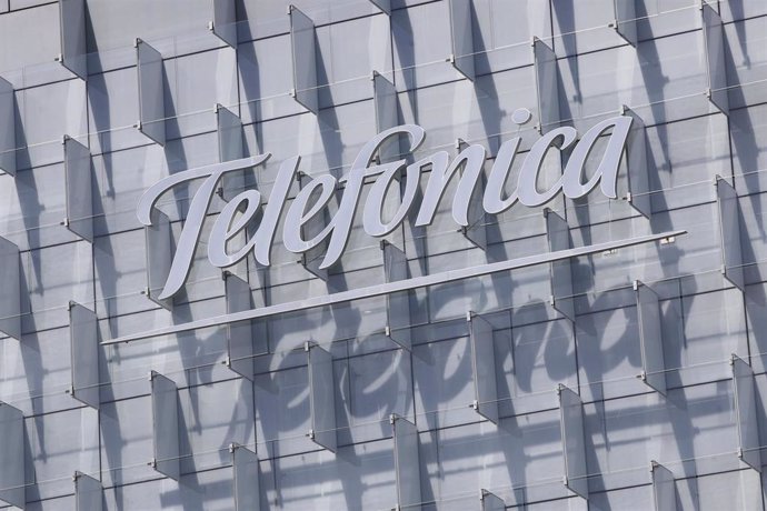 Logo de Telefónica insertado en el edificio de su sede, en la Ronda de la Comunicación de Madrid.