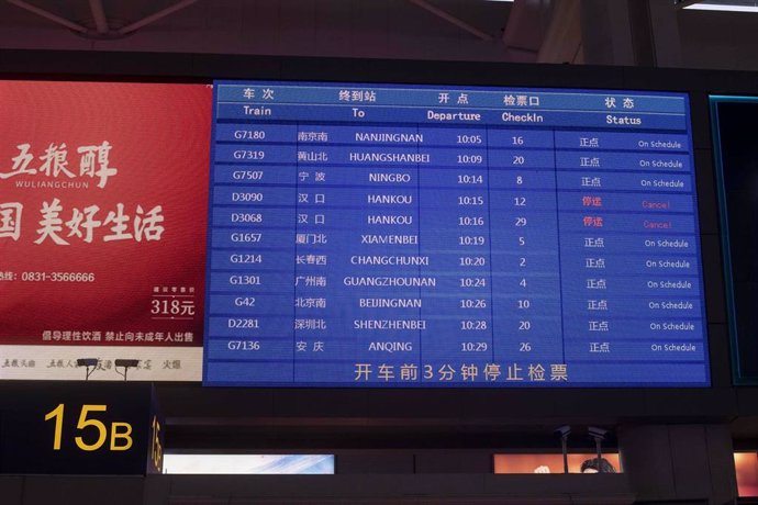 Un panel con horarios de trenes en la estación de trenes de Hongqiao, en Shánghai (China)