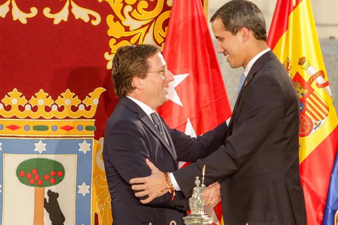 El alcalde de Madrid, José Luis Martínez-Almeida (izq) entrega la Llave de Oro de Madrid a Juan Guaidó (der) en Madrid a 25 de enero de 2020