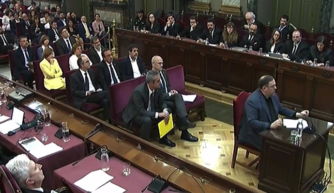 El exvicepresidente de la Generalitat de Catalunya, Oriol Junqueras, durante su intervención ante el Trubunal Supremo, en la última jornada del juicio del procés.