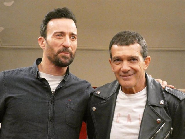 Ablo Puyol y Antonio Banderas durante la presentación de 'A Chorus Line' en el Teatro Tívoli, en Barcelona, a 27 de enero de 2020.