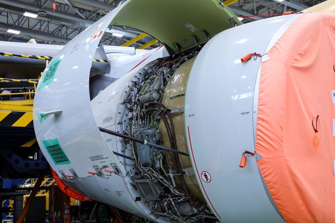 Una parte de avión durante labores de mantenimiento en la planta de Airbus en Getafe, en Madrid a 27 de noviembre de 2019.