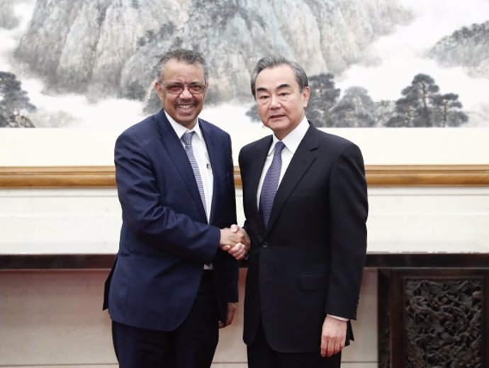 El Consejero de Estado y Ministro de Relaciones Exteriores de China, Wang Yi, se reúne con el Director General de la Organización Mundial de la Salud (OMS), Tedros Adhanom Ghebreyesus, en Beijing, capital de China, el 28 de enero de 2020.