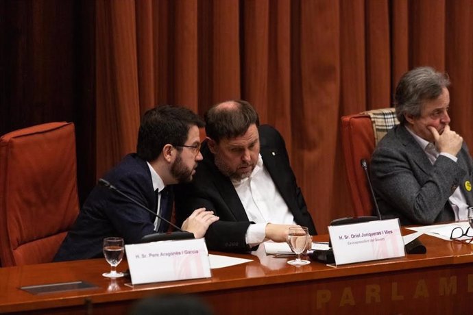 El vicepresidente de la Generalitat, Pere Aragonés, habla con el exvicepresidente en prisión, Oriol Junqueras, en la comisión del 155 del Parlament