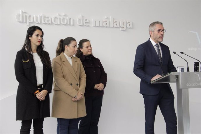 Juan Carlos Maldonado, vicepresidente de la Diputación de Málaga informa de la presencia de diseñadores adheridos a Málaga de Moda en el SIMOF de Sevilla