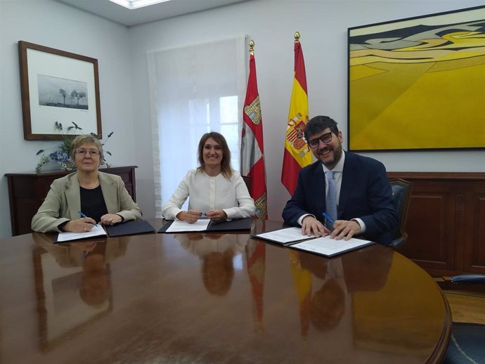 Firma del acuerdo entre Junta, La Caixa e Instituto de Estudios Financieros.