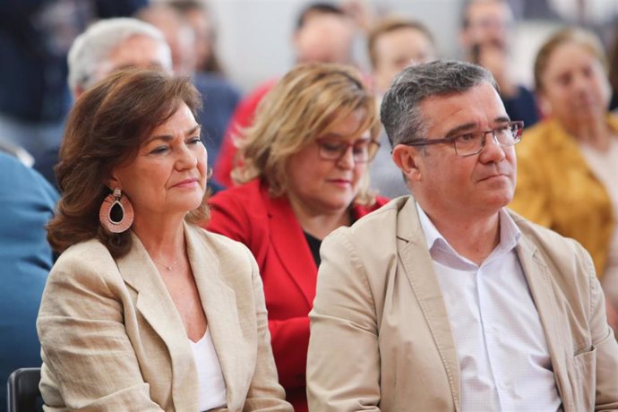 L vicepresidenta del Gobierno, Carmen Calvo; y el alcalde de Arganda del Rey, Pedro Guillermo Hita Téllez; asisten a un acto del PSOE-M en Arganda del Rey (Madrid). 